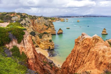 Lagos, Algarve, Portekiz 'deki Caldeira Sahili (Praia da Caldeira) manzarası