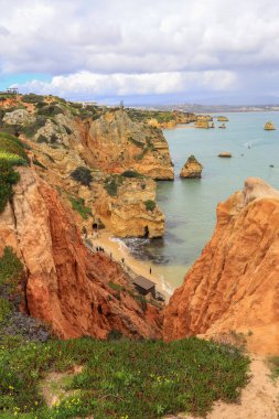 Lagos, Algarve, Portekiz 'deki Caldeira Sahili (Praia da Caldeira) manzarası