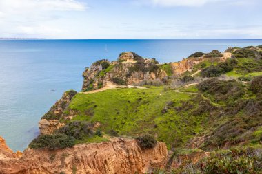 Ponta da Piedade - Lagos, Algarve, Portekiz 'de okyanus kıyısında mağaraları ve mağaraları olan ünlü kaya oluşumları