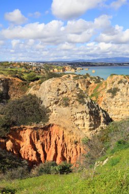 Ponta da Piedade - Lagos, Algarve, Portekiz 'de okyanus kıyısında mağaraları ve mağaraları olan ünlü kaya oluşumları