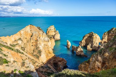 Ponta da Piedade - Lagos, Algarve, Portekiz 'de okyanus kıyısında mağaraları ve mağaraları olan ünlü kaya oluşumları
