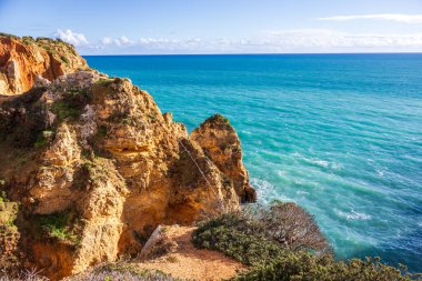 Ponta da Piedade - Lagos, Algarve, Portekiz 'de okyanus kıyısında mağaraları ve mağaraları olan ünlü kaya oluşumları