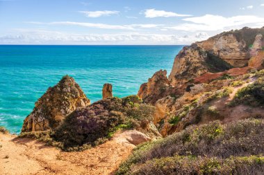 Ponta da Piedade - Lagos, Algarve, Portekiz 'de okyanus kıyısında mağaraları ve mağaraları olan ünlü kaya oluşumları