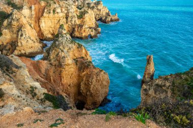 Ponta da Piedade - Lagos, Algarve, Portekiz 'de okyanus kıyısında mağaraları ve mağaraları olan ünlü kaya oluşumları