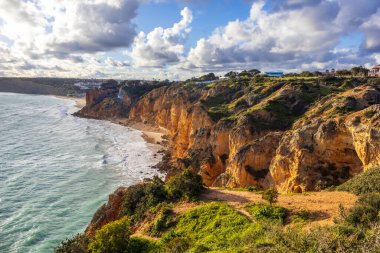 Ponta da Piedade - Lagos, Algarve, Portekiz 'de günbatımında okyanus kıyısında mağaraları ve mağaraları olan ünlü kaya oluşumları