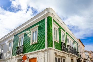 Lagos, Albufera, Portekiz şehir merkezinde yeşil fayanslı eski bir ev.