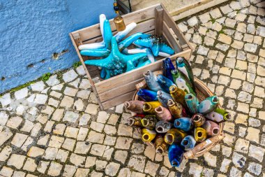 Portekiz 'in Lagos kentindeki Portekiz hediyelik eşya dükkanında yerel seramik sardalyalar, Portekiz' in Lagos kentindeki yerel seramik sardalyalar.