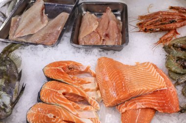 Lagos, Algarve, Portekiz 'deki yerel pazarda deniz ürünleri satışı