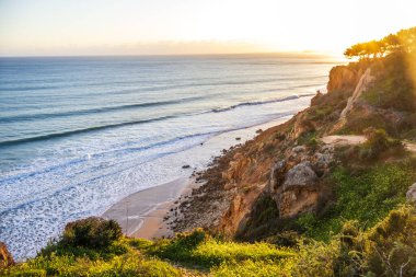 Ponta da Piedade - Lagos, Algarve, Portekiz 'de günbatımında okyanus kıyısında mağaraları ve mağaraları olan ünlü kaya oluşumları