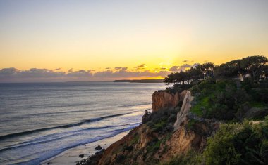 Ponta da Piedade - Lagos, Algarve, Portekiz 'de günbatımında okyanus kıyısında mağaraları ve mağaraları olan ünlü kaya oluşumları