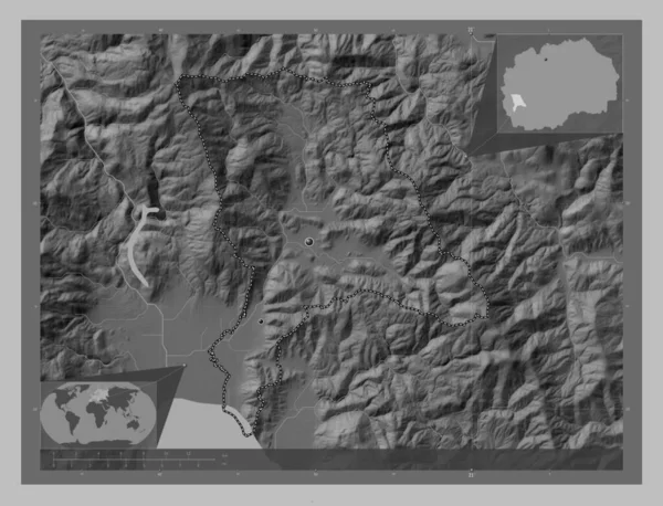デバルカ マケドニアの自治体 湖や川とグレースケールの標高マップ 地域の主要都市の場所 コーナー補助位置図 — ストック写真