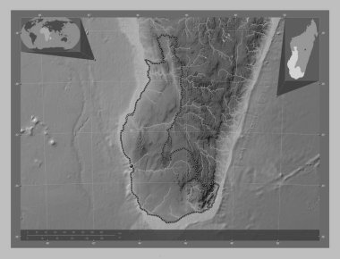 Madagaskar 'ın otonom bölgesi. Gölleri ve nehirleri olan gri tonlama yükseklik haritası. Köşedeki yedek konum haritaları