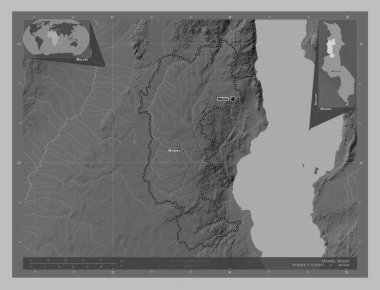 Mzimba, Malawi bölgesi. Gölleri ve nehirleri olan gri tonlama yükseklik haritası. Bölgenin büyük şehirlerinin yerleri ve isimleri. Köşedeki yedek konum haritaları