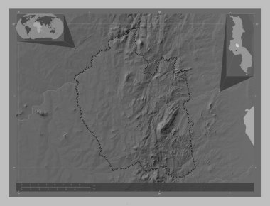 Ntchisi, Malawi bölgesi. Gölleri ve nehirleri olan gri tonlama yükseklik haritası. Köşedeki yedek konum haritaları