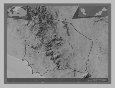 Negeri Sembilan, Malezya Eyaleti. Gölleri ve nehirleri olan gri tonlama yükseklik haritası. Bölgenin büyük şehirlerinin yerleri ve isimleri. Köşedeki yedek konum haritaları