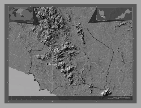 Negeri Sembilan, Malezya Eyaleti. Göllü ve nehirli çift katlı yükseklik haritası. Bölgenin büyük şehirlerinin yerleri ve isimleri. Köşedeki yedek konum haritaları