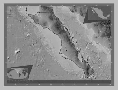 Baja California Sur, Meksika eyaleti. Gölleri ve nehirleri olan gri tonlama yükseklik haritası. Bölgenin büyük şehirlerinin yerleri. Köşedeki yedek konum haritaları