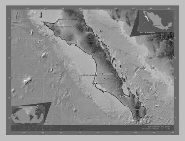 Baja California Sur, Meksika eyaleti. Gölleri ve nehirleri olan gri tonlama yükseklik haritası. Bölgenin büyük şehirlerinin yerleri ve isimleri. Köşedeki yedek konum haritaları