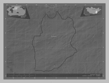 Dornogovi, Moğolistan vilayeti. Gölleri ve nehirleri olan gri tonlama yükseklik haritası. Bölgenin büyük şehirlerinin yerleri ve isimleri. Köşedeki yedek konum haritaları