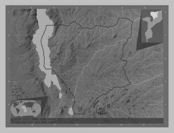 モザンビークのナサ州 湖や川とグレースケールの標高マップ 地域の主要都市の場所 コーナー補助位置図 — ストック写真