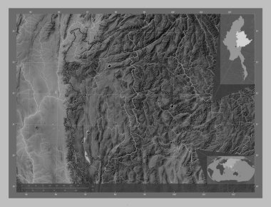 Shan, Myanmar Eyaleti. Gölleri ve nehirleri olan gri tonlama yükseklik haritası. Bölgenin büyük şehirlerinin yerleri. Köşedeki yedek konum haritaları