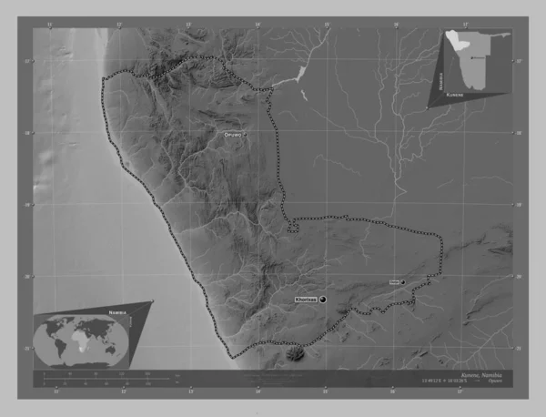 ナミビアの地方 クネネ 湖や川とグレースケールの標高マップ 地域の主要都市の位置と名前 コーナー補助位置図 — ストック写真