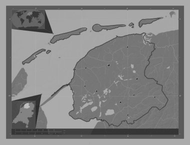 Friesland, Hollanda vilayeti. Göllü ve nehirli çift katlı yükseklik haritası. Bölgenin büyük şehirlerinin yerleri. Köşedeki yedek konum haritaları