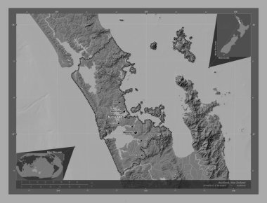 Auckland, Yeni Zelanda bölge konseyi. Göllü ve nehirli çift katlı yükseklik haritası. Bölgenin büyük şehirlerinin yerleri ve isimleri. Köşedeki yedek konum haritaları