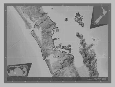 Auckland, Yeni Zelanda bölge konseyi. Gölleri ve nehirleri olan gri tonlama yükseklik haritası. Bölgenin büyük şehirlerinin yerleri ve isimleri. Köşedeki yedek konum haritaları