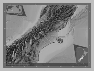 Canterbury, Yeni Zelanda bölge konseyi. Gölleri ve nehirleri olan gri tonlama yükseklik haritası. Bölgenin büyük şehirlerinin yerleri ve isimleri. Köşedeki yedek konum haritaları