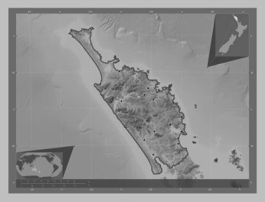 Northland, Yeni Zelanda bölge konseyi. Gölleri ve nehirleri olan gri tonlama yükseklik haritası. Bölgenin büyük şehirlerinin yerleri. Köşedeki yedek konum haritaları