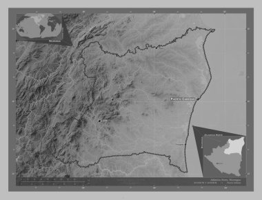 Atlantico Norte, Nikaragua 'nın özerk bölgesi. Gölleri ve nehirleri olan gri tonlama yükseklik haritası. Bölgenin büyük şehirlerinin yerleri ve isimleri. Köşedeki yedek konum haritaları