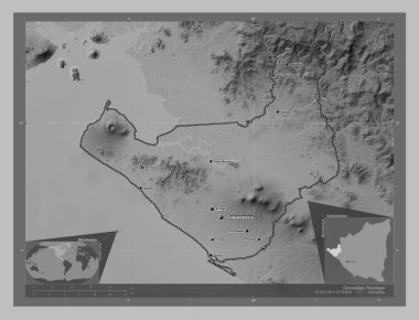 Chinandega, Nikaragua Departmanı. Gölleri ve nehirleri olan gri tonlama yükseklik haritası. Bölgenin büyük şehirlerinin yerleri ve isimleri. Köşedeki yedek konum haritaları
