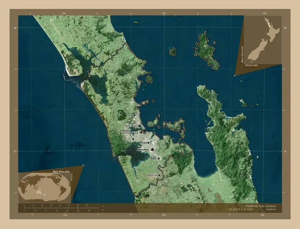 オークランド ニュージーランドの地域評議会 低解像度衛星地図 地域の主要都市の位置と名前 コーナー補助位置図 — ストック写真