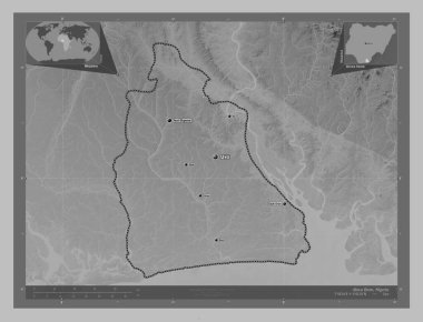 Akwa Ibom, Nijerya eyaleti. Gölleri ve nehirleri olan gri tonlama yükseklik haritası. Bölgenin büyük şehirlerinin yerleri ve isimleri. Köşedeki yedek konum haritaları
