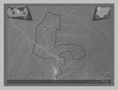 Kebbi, Nijerya Eyaleti. Gölleri ve nehirleri olan gri tonlama yükseklik haritası. Bölgenin büyük şehirlerinin yerleri ve isimleri. Köşedeki yedek konum haritaları