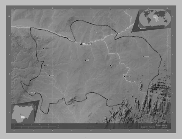 ベニュー ナイジェリアの状態 湖や川とグレースケールの標高マップ 地域の主要都市の位置と名前 コーナー補助位置図 — ストック写真