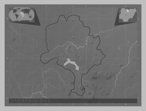 ナイジェリアの州 湖や川とグレースケールの標高マップ 地域の主要都市の場所 コーナー補助位置図 — ストック写真