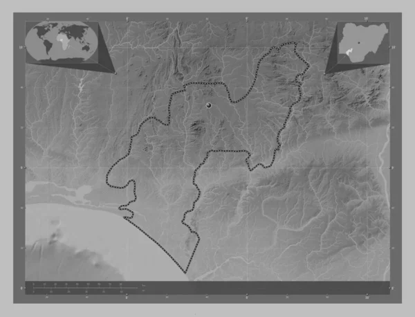 ナイジェリアのオンド州 湖や川とグレースケールの標高マップ コーナー補助位置図 — ストック写真