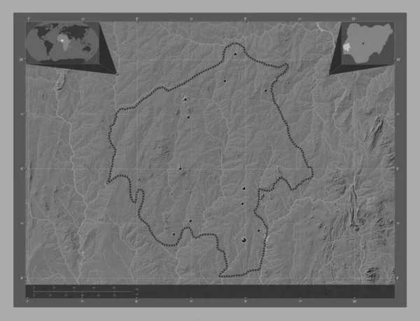 ナイジェリアの州よ 湖や川と二階の標高マップ 地域の主要都市の場所 コーナー補助位置図 — ストック写真