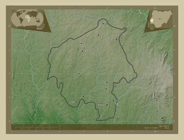 ナイジェリアの州よ 湖や川とWikiスタイルで着色された標高マップ 地域の主要都市の位置と名前 コーナー補助位置図 — ストック写真