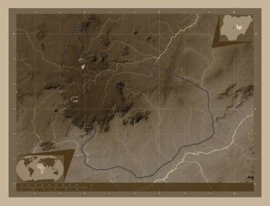 Plato, Nijerya eyaleti. Yükseklik haritası sepya tonlarında göller ve nehirlerle renklendirilmiş. Köşedeki yedek konum haritaları