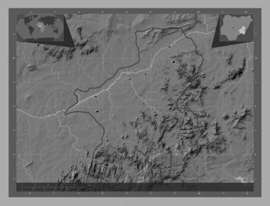 Taraba, Nijerya eyaleti. Göllü ve nehirli çift katlı yükseklik haritası. Bölgenin büyük şehirlerinin yerleri. Köşedeki yedek konum haritaları