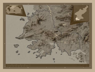 Hwanghae-namdo, Kuzey Kore vilayeti. Yükseklik haritası sepya tonlarında göller ve nehirlerle renklendirilmiş. Köşedeki yedek konum haritaları