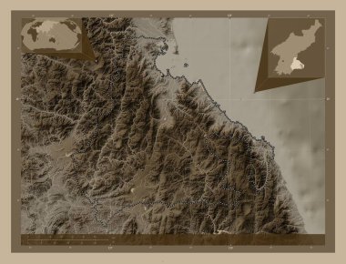 Kangwon-do, Kuzey Kore vilayeti. Yükseklik haritası sepya tonlarında göller ve nehirlerle renklendirilmiş. Köşedeki yedek konum haritaları