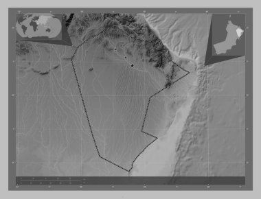 Ash Sharqiyah North, Umman bölgesi. Gölleri ve nehirleri olan gri tonlama yükseklik haritası. Bölgenin büyük şehirlerinin yerleri. Köşedeki yedek konum haritaları