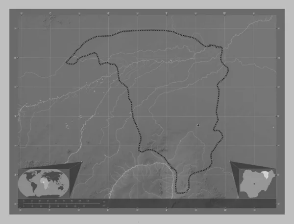 ナイジェリアの州よ 湖や川とグレースケールの標高マップ コーナー補助位置図 — ストック写真