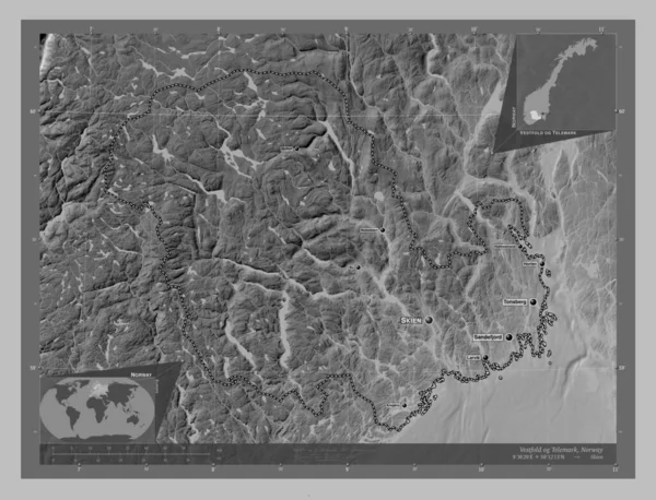 Vestfold Og Telemark, Norveç Bölgesi. Gölleri ve nehirleri olan gri tonlama yükseklik haritası. Bölgenin büyük şehirlerinin yerleri ve isimleri. Köşedeki yedek konum haritaları