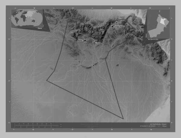 オマーンの領域 アドダクリヤ 湖や川とグレースケールの標高マップ 地域の主要都市の位置と名前 コーナー補助位置図 — ストック写真