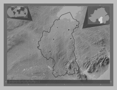 Armagh, Kuzey İrlanda bölgesi. Gölleri ve nehirleri olan gri tonlama yükseklik haritası. Bölgenin büyük şehirlerinin yerleri. Köşedeki yedek konum haritaları